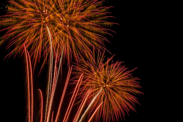 Vuurwerk verlicht de lucht in een oogverblindend schouwspel