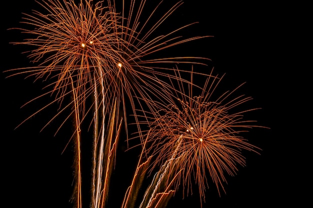 Vuurwerk verlicht de lucht in een oogverblindend schouwspel