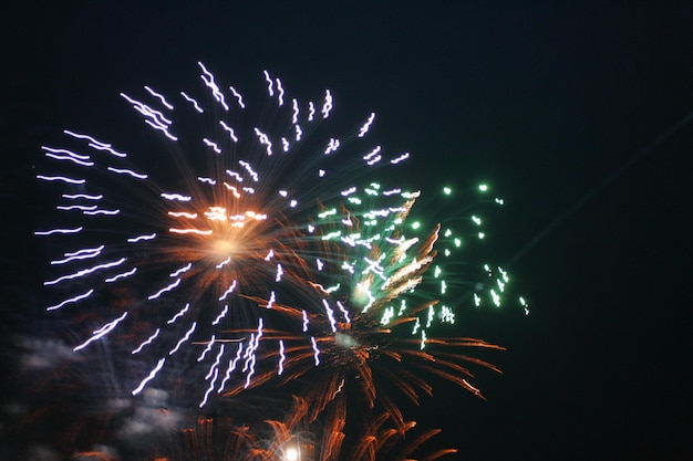 Vuurwerk verlicht de lucht, nieuwjaarsviering.