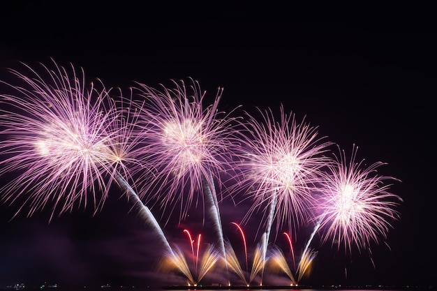 Vuurwerk verlicht de lucht op het Vuurwerkfestival