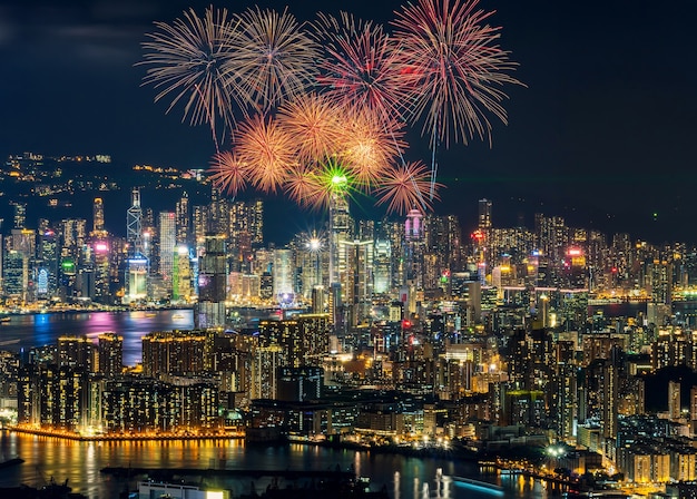 Vuurwerkfestival over cityscape van Hongkong