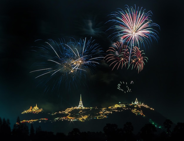 Vuurwerkshow in de donkere nacht in Phra Nakorn Kiri Khao Wang in Petchaburi, Thailand