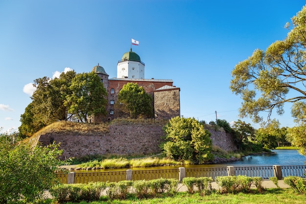 Foto il castello di vyborg è il punto di riferimento storico della città di vyborg