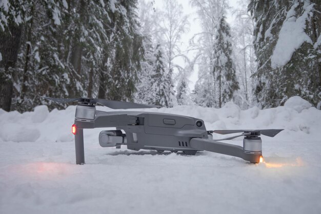 Vyborg, Rusland - 12 januari 2022: Drone geland in winterbos