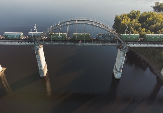 Vyborg Rusland 12 september 2022 PhosAgro vervoert meststoffen per spoor naar Finland Thema export kunstmest Thema export mest Treinwagons rijden langs de brug Luchtfoto