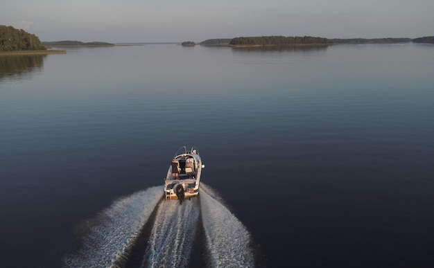 Vyborg Rusland 17 augustus 2022 Een boot die langs het wateroppervlak van de pittoreske Vyborg-baai raast Twee mensen in een boot Boottocht