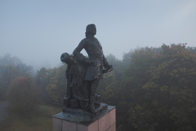 Vyborg Rusland 19 september 2022 Bronzen monument van Peter de Grote Keizer van het Russische Rijk Mistige herfstochtend