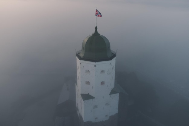 Vyborg Russia 2022년 9월 19일 Vyborg 성곽에 있는 St Olaf39s 타워의 돔요새 깃발이 바람에 펄럭입니다.
