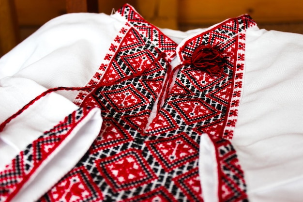 Vyshyvanka 국가 우크라이나 옷 흰색 천에 빨간색과 검은색 실로 자수