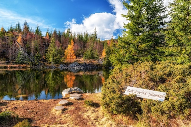 Photo vysoke tatry slovakia october 26 2022 tarn rakytovske pliesko in high tatras mountains in