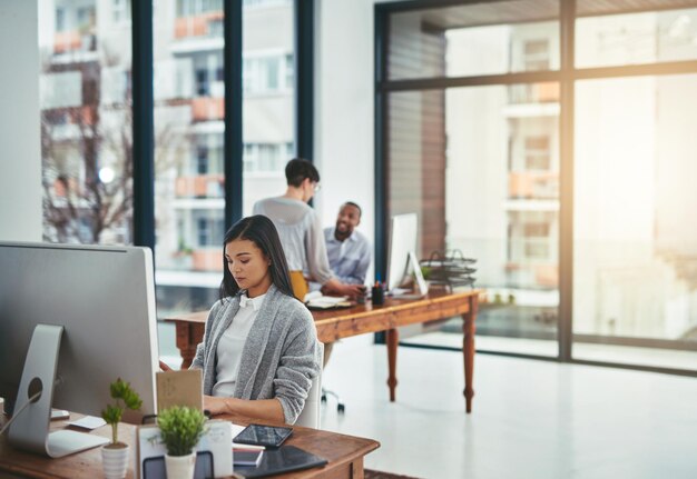 Waar creativiteit wordt losgelaten Bijgesneden opname van creatievelingen die in een modern kantoor werken