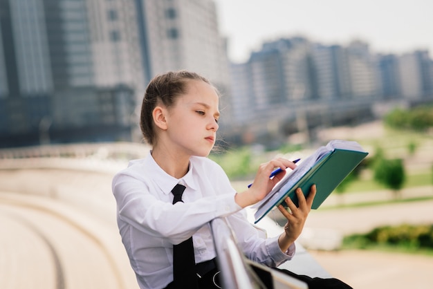 Waar gaat dit boek over. Literatuurles. Terug naar school. Modern onderwijs. Denkend meisje met notitieboekje.