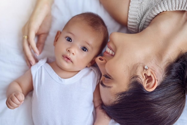 Waar spreekt deze schattige taartmoeder over Hoge hoekopname van een jonge vrouw die een band aangaat met haar babyjongen thuis?