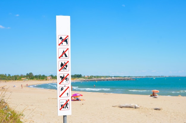 Waarschuwing op het strand dat is verboden