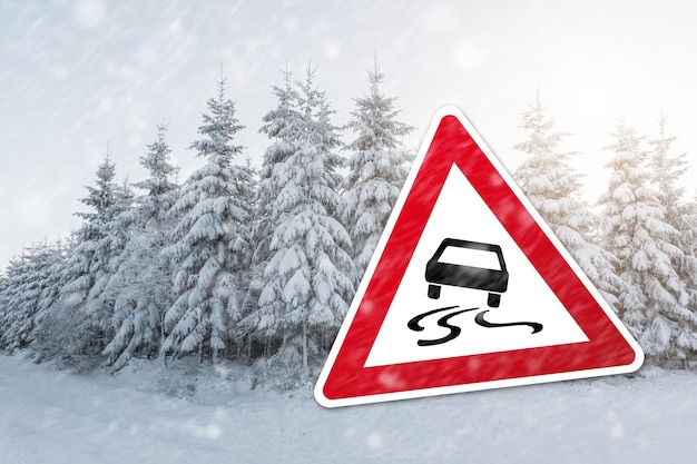 Waarschuwingsbord met auto voor ijsgladheid in het winterseizoen