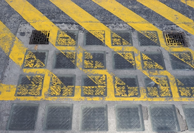 Waarschuwingsbord met gele lijn