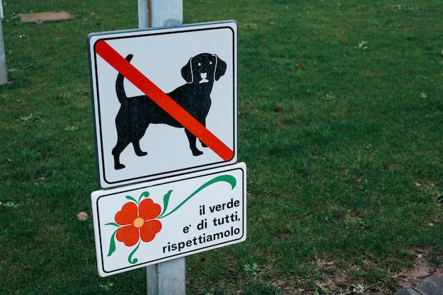 Foto waarschuwingsbord op de weg