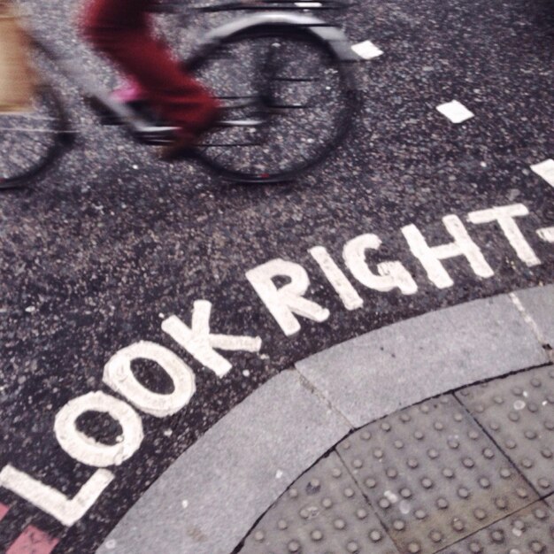 Foto waarschuwingsbord op straat