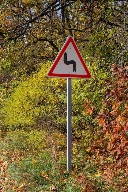 Foto waarschuwingsbord over kronkelende weg in oekraïne