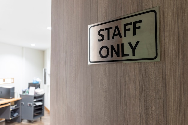 Waarschuwingsbord voor de deur met een boodschap alleen voor personeel