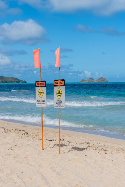 waarschuwingsborden op strand