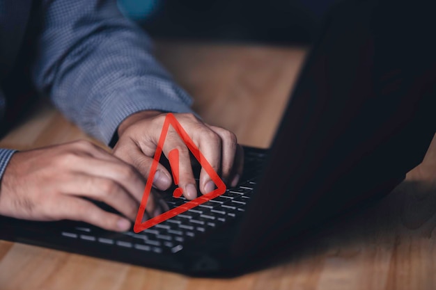 Waarschuwingssignalen om u bewust te zijn van de gevaren van hacking door hackers Internetmalwarevirussen vernietigen computergegevens