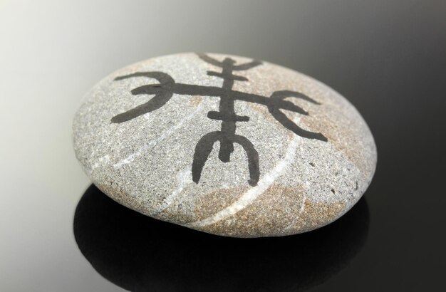 Foto waarzeggerij met symbolen op steen op zwarte achtergrond