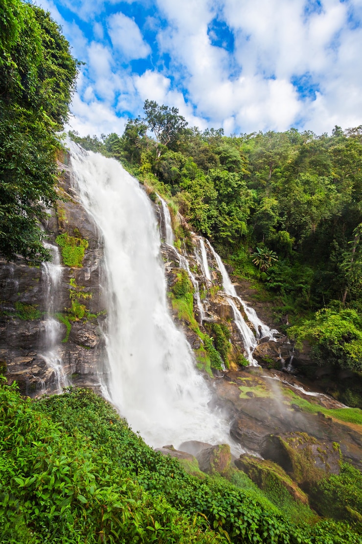 Wachirathan Falls zijn watervallen in het Chom Thong-district, de provincie Chiang Mai, Thailand