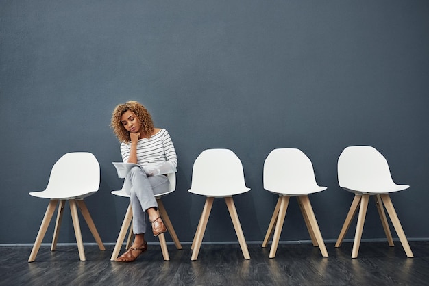 Wachten kan saai worden volledige opname van een aantrekkelijke jonge man die verveeld kijkt terwijl hij in de rij staat voor een sollicitatiegesprek