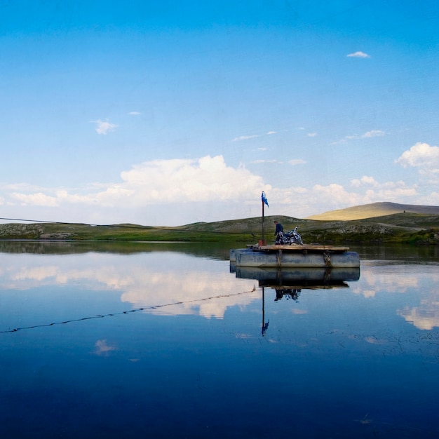 Wachten op de veerboot in de late namiddag. Mongolië