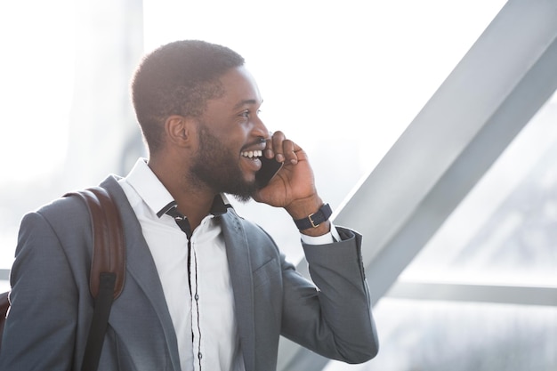 Wachten op vertrek Zakenman telefoneren