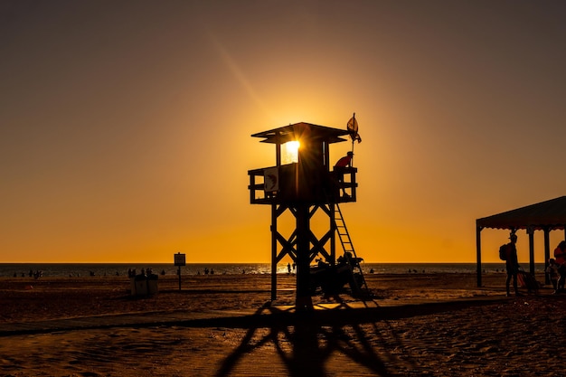 Wachtpost in de zomerzonsondergang op het strand van Bateles in Conil de la Frontera Cadiz Andalusië