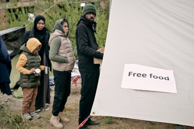 Foto wachtrij van migranten die voor vrijwilligerstent staan