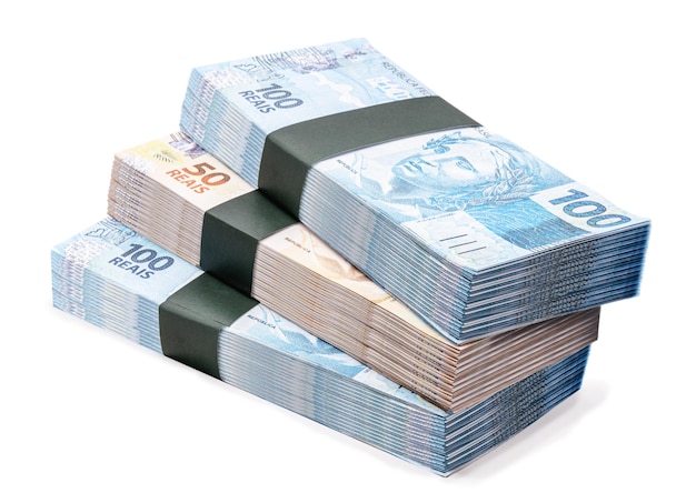 현금 대상 수천 명의 브라질 레알 돈 뭉치 저축 소득 재산 은행 부 수입 또는 고립 된 흰색 배경에 복권의 개념