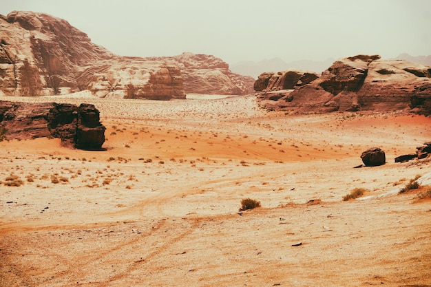 Wadi Rum-woestijn Jordanië Midden-Oosten De Vallei van de Maan Oranje zandnevel en wolken Aanwijzing als UNESCO-werelderfgoed Rode planeet Marslandschap Retro-effect