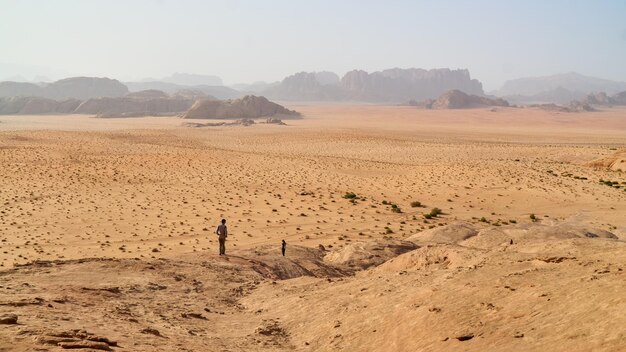 Wadi Rum woestijn Jordanië Midden-Oosten The Valley of the Moon Oranje zandwaas wolken