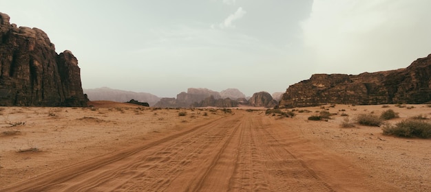 Wadi Rum woestijn Jordanië The Valley of the Moon Oranje zandwaas wolken