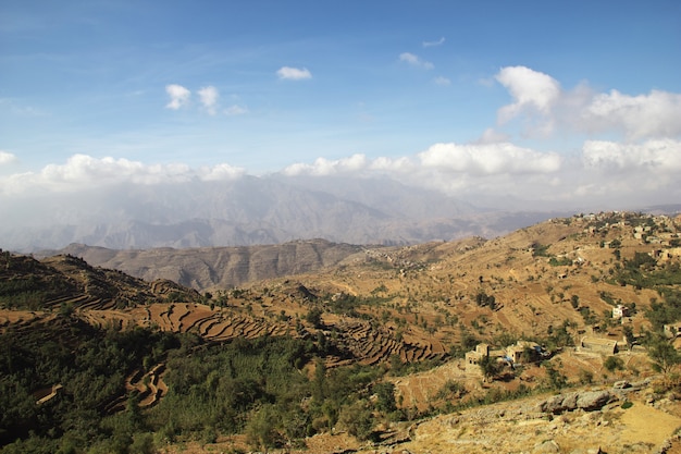 イエメンの山のワディサラ