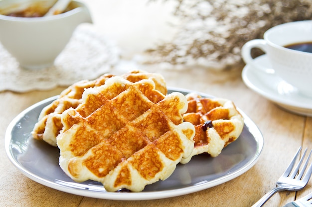 Wafel door Karamelsaus en koffie