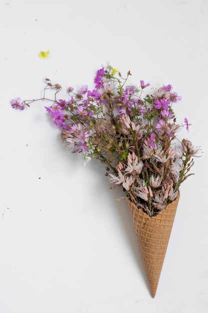 Wafel ijshoorntje gevuld met verse bloesem wilde bloemen