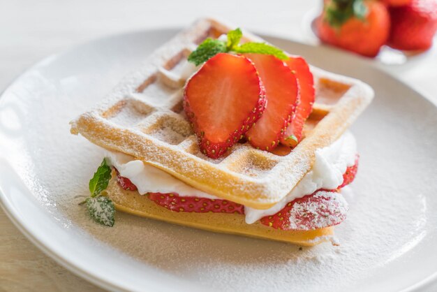 wafel met aardbei op hout