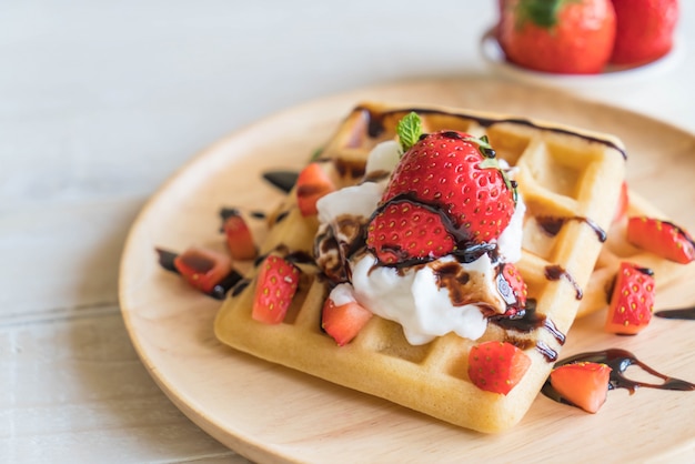 wafel met aardbei op hout