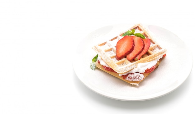 wafel met aardbei op wit