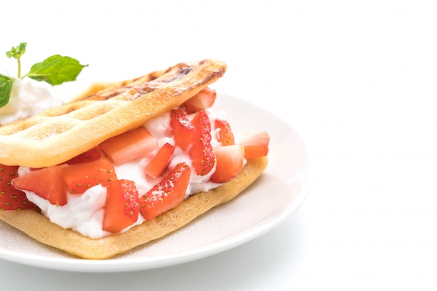 wafel met aardbei op wit