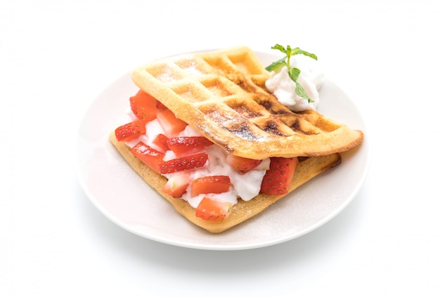 Wafel met aardbei op wit