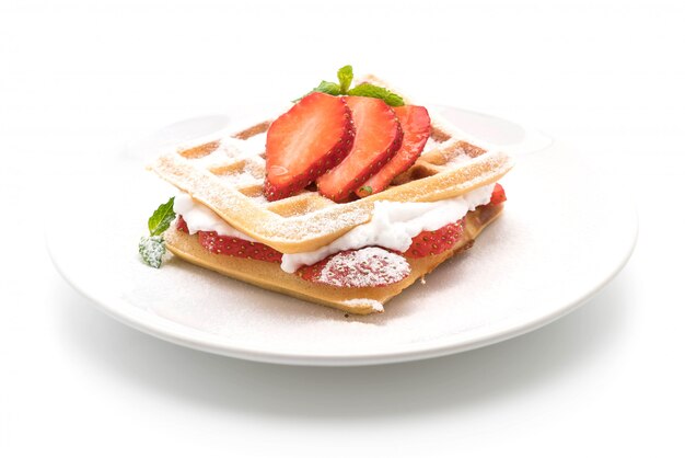 wafel met aardbei op wit