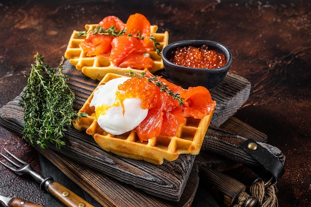 Wafel Sandwich met roomkaas gerookte zalm ei en rode kaviaar Donkere achtergrond Bovenaanzicht