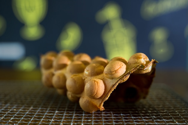 Wafelijzer in de keuken bij winkel. hong kong-wafel voorbereiden