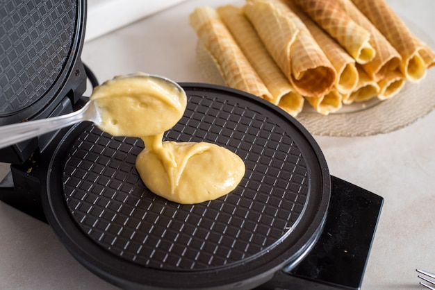 Wafelijzer in de keuken. Eigengemaakte wafels voorbereiden, een deeg gieten