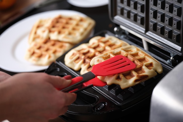 Wafelijzer in de keuken zelfgemaakte wafels koken